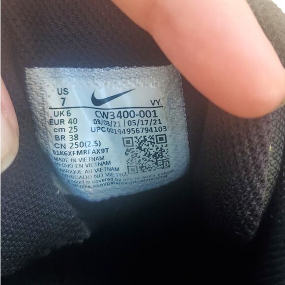 Nike | Renew Black and Red Basketball Shoes | Size 7 - Picture 4 of 6